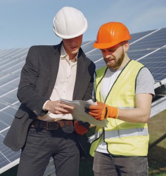 Equipe Enerly instalando painéis solares